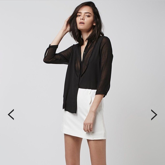 Topshop Dresses & Skirts - Topshop White Scallop Mini Skirt Size 2